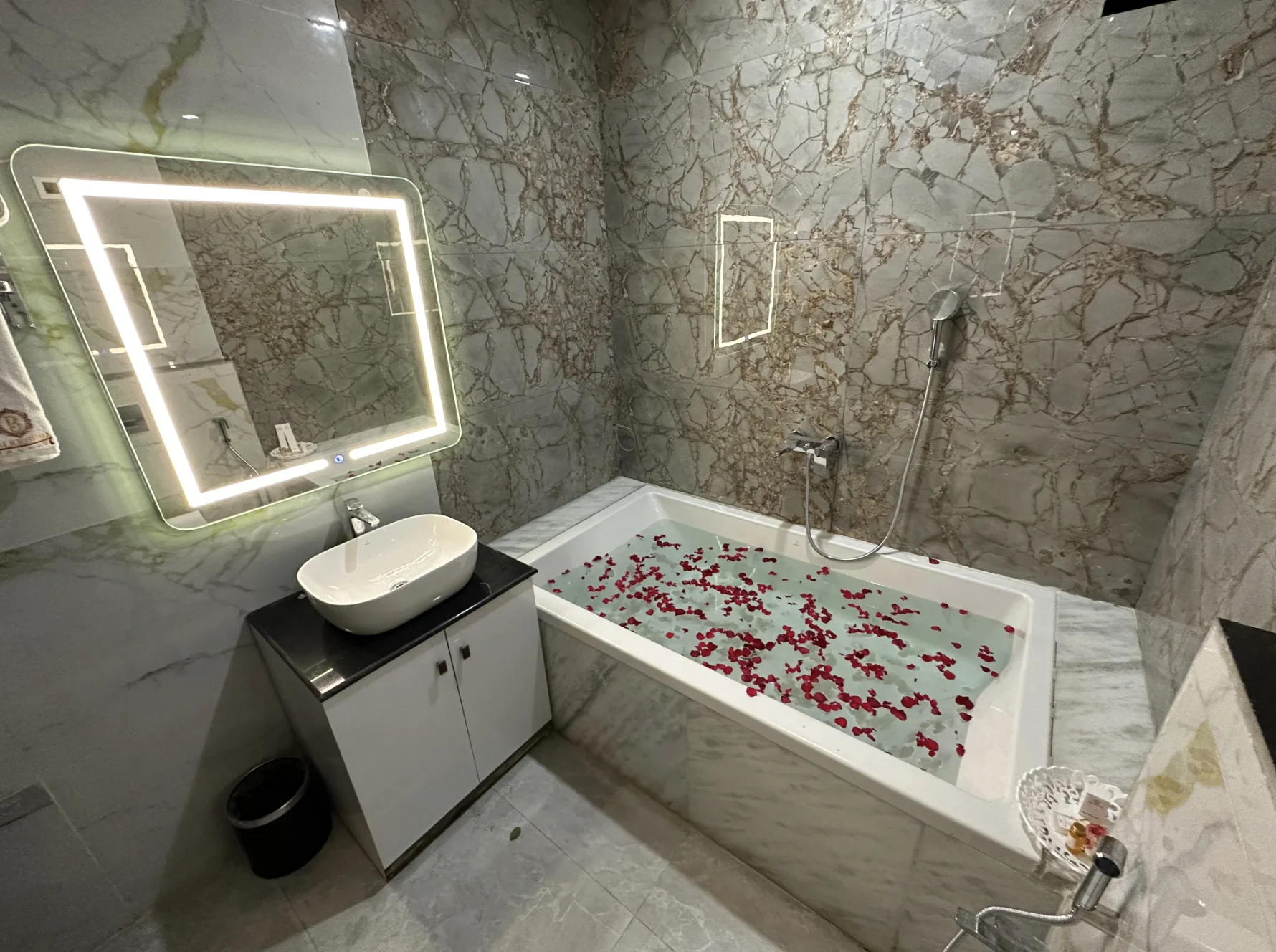 Suite Bathtub